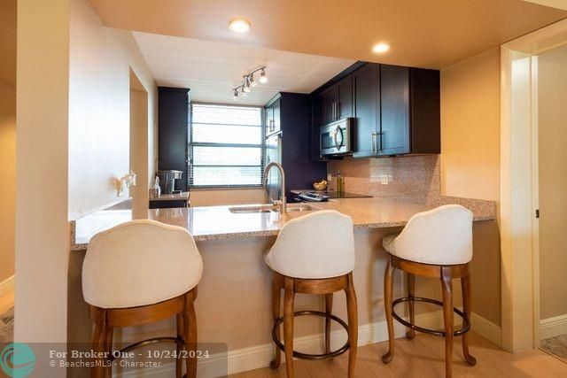 For Sale: $379,000 (2 beds, 2 baths, 1385 Square Feet)