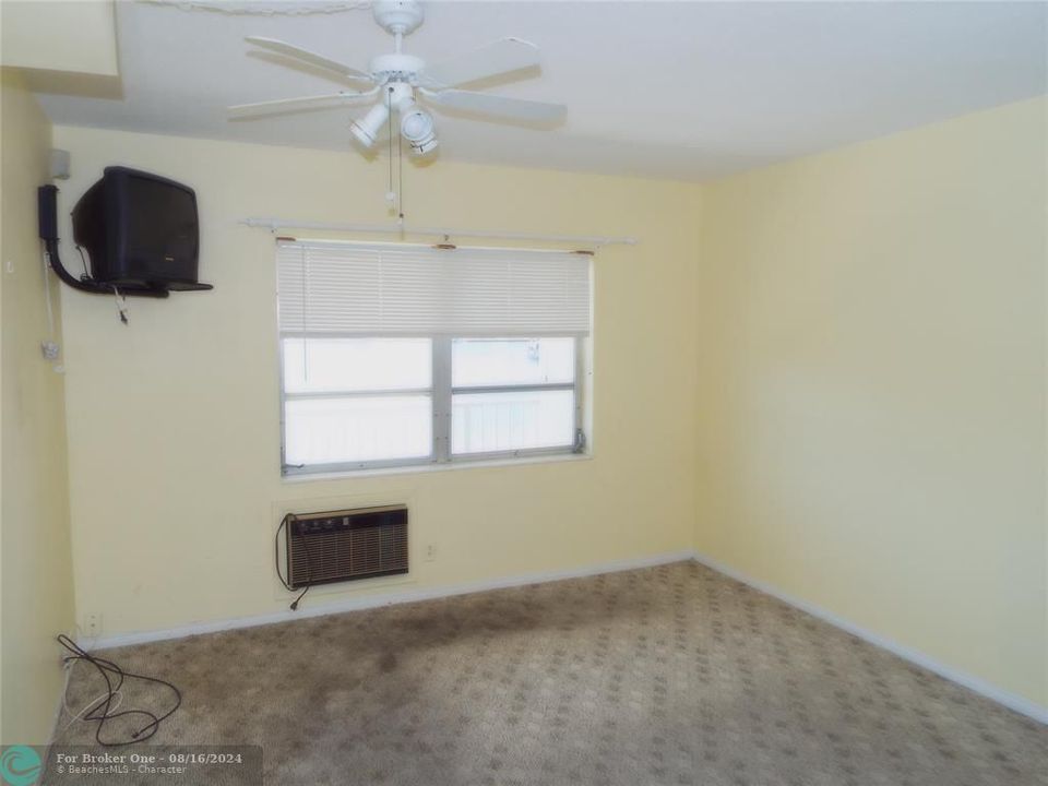 For Sale: $199,000 (2 beds, 1 baths, 800 Square Feet)