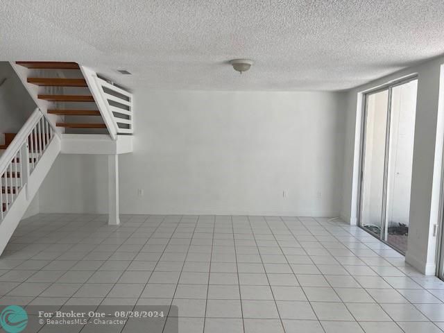 En Venta: $650,000 (3 camas, 2 baños, 1900 Pies cuadrados)