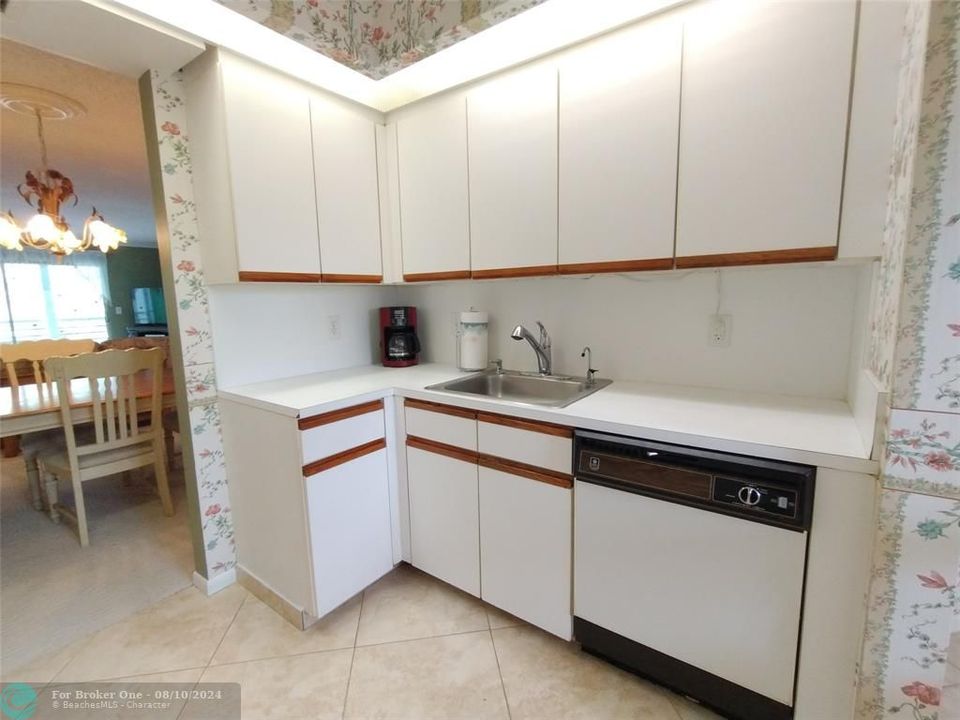 For Sale: $215,000 (2 beds, 2 baths, 1350 Square Feet)