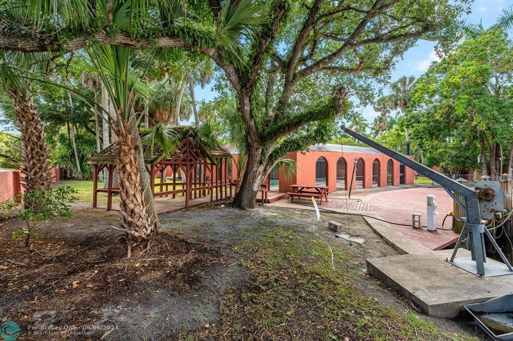 For Sale: $1,700,000 (4 beds, 2 baths, 2816 Square Feet)