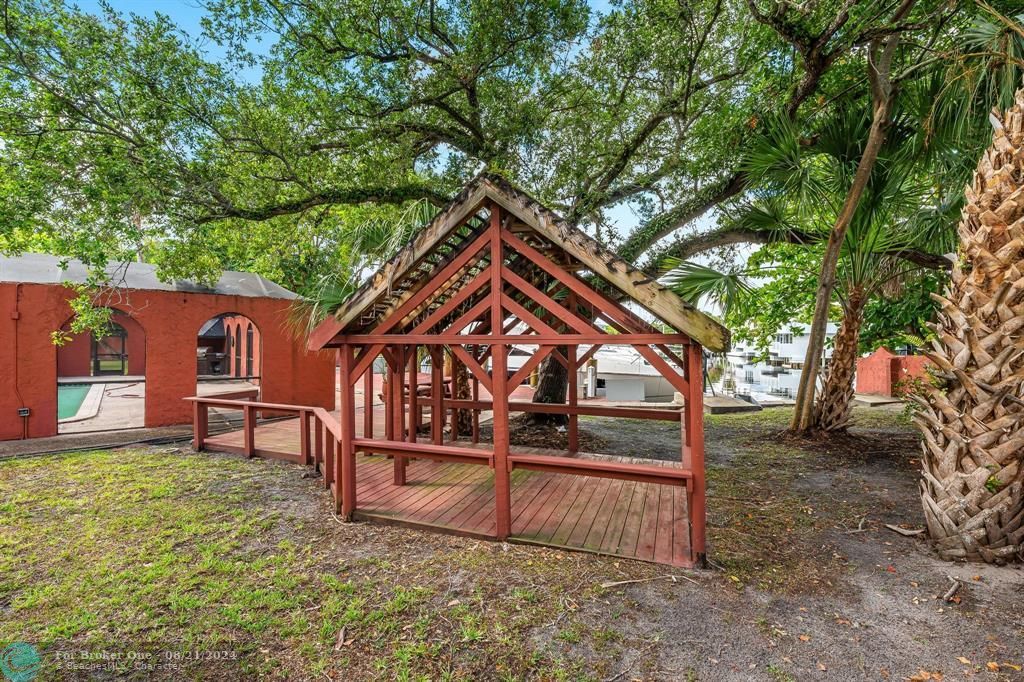 For Sale: $1,700,000 (4 beds, 2 baths, 2816 Square Feet)