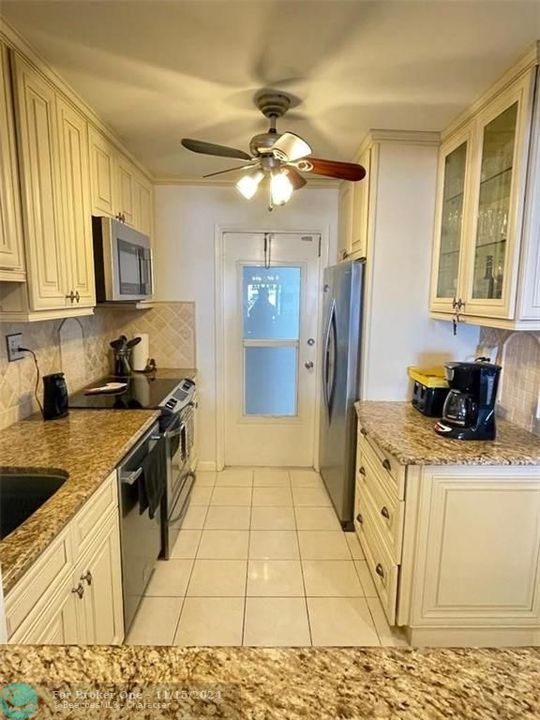 For Rent: $3,400 (2 beds, 1 baths, 910 Square Feet)