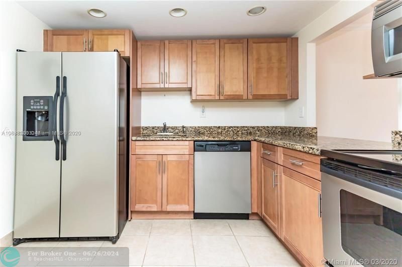 For Rent: $2,300 (1 beds, 1 baths, 915 Square Feet)