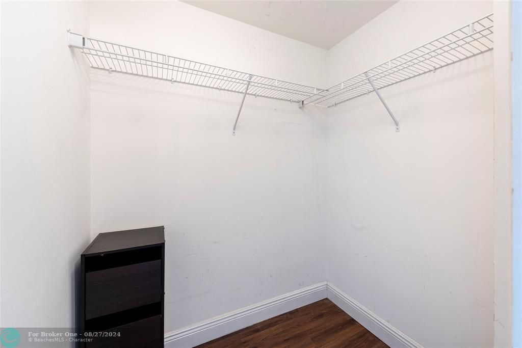 For Rent: $2,975 (1 beds, 1 baths, 952 Square Feet)