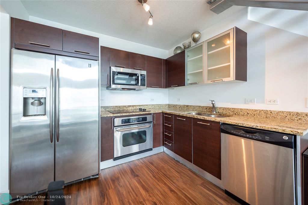 For Rent: $2,975 (1 beds, 1 baths, 952 Square Feet)