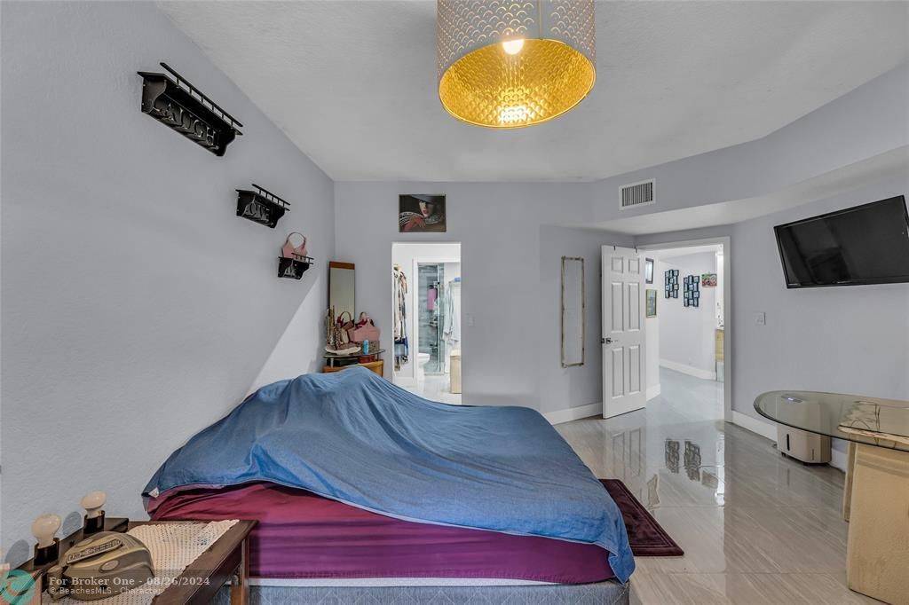 For Sale: $310,000 (2 beds, 1 baths, 1068 Square Feet)