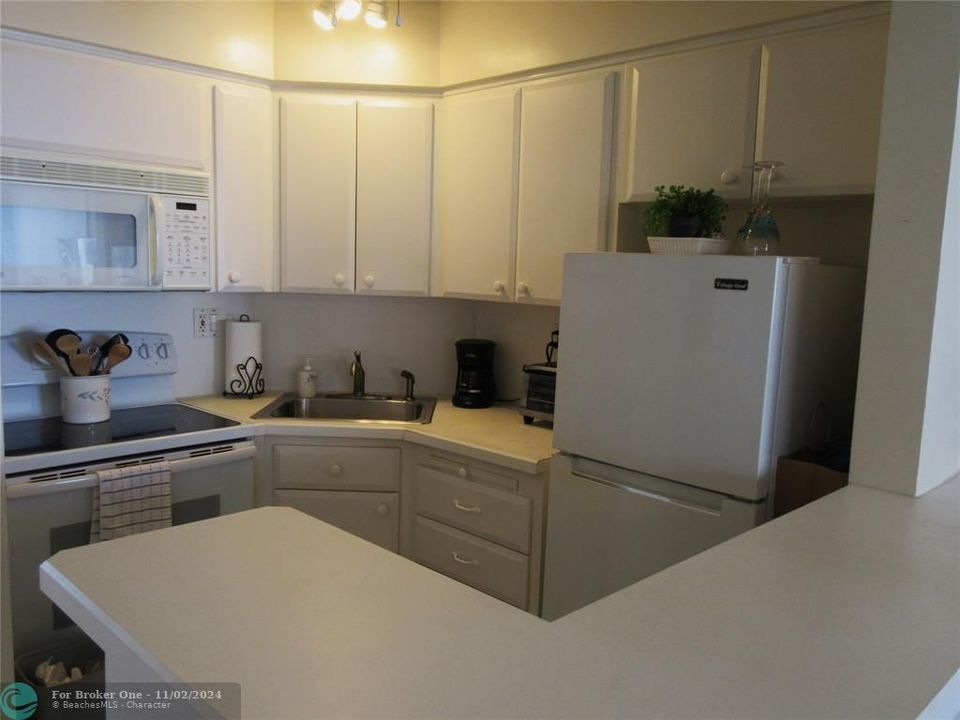 For Sale: $299,000 (1 beds, 1 baths, 660 Square Feet)