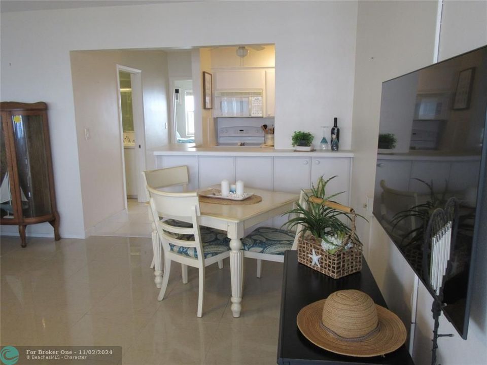 For Sale: $299,000 (1 beds, 1 baths, 660 Square Feet)