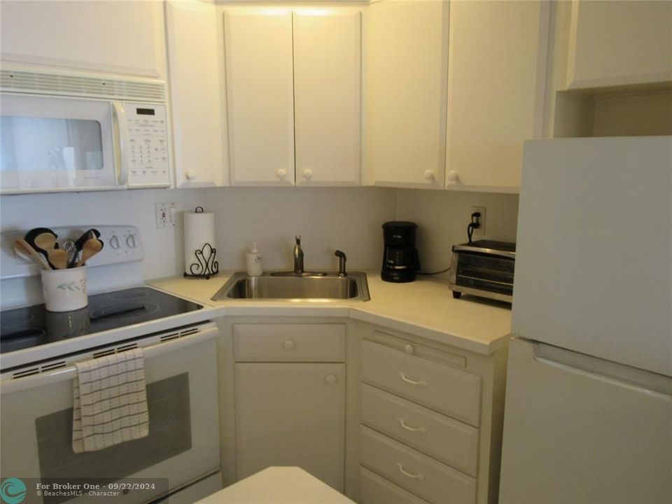 For Sale: $299,000 (1 beds, 1 baths, 660 Square Feet)