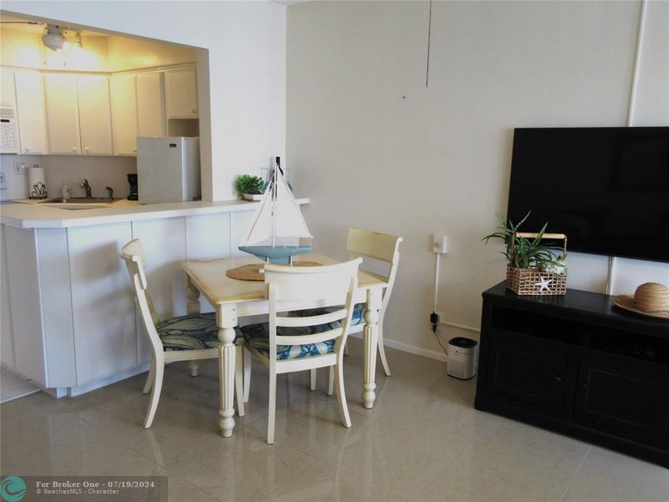 For Sale: $299,000 (1 beds, 1 baths, 660 Square Feet)