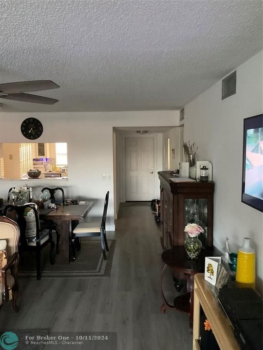 For Sale: $185,000 (2 beds, 2 baths, 1025 Square Feet)