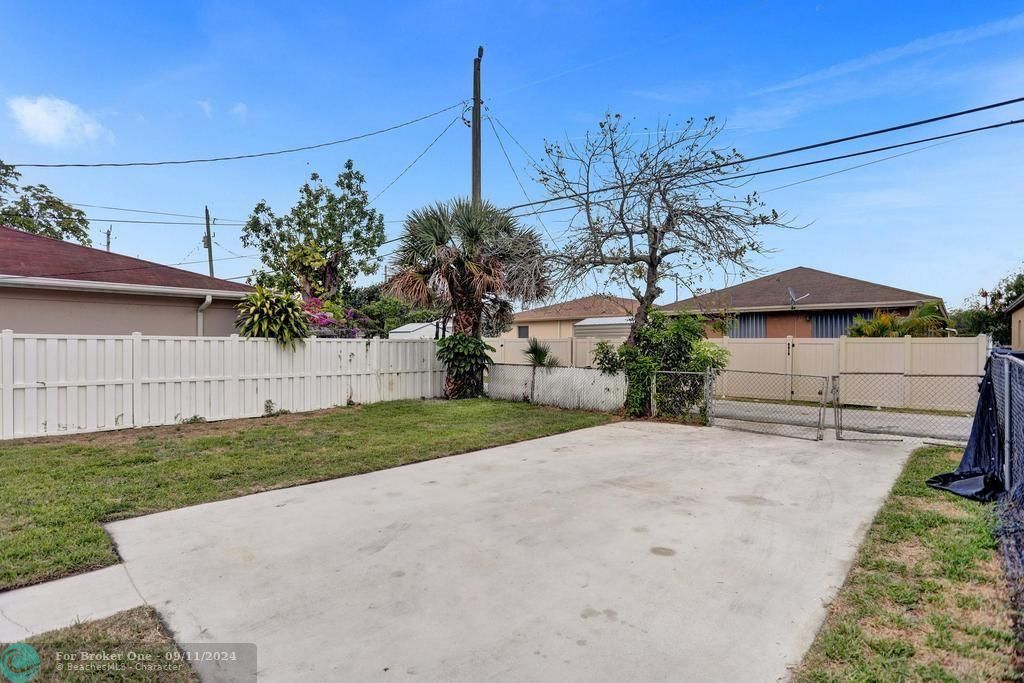 For Sale: $429,000 (2 beds, 2 baths, 1081 Square Feet)