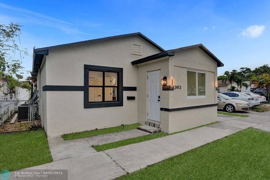 For Sale: $429,000 (2 beds, 2 baths, 1081 Square Feet)