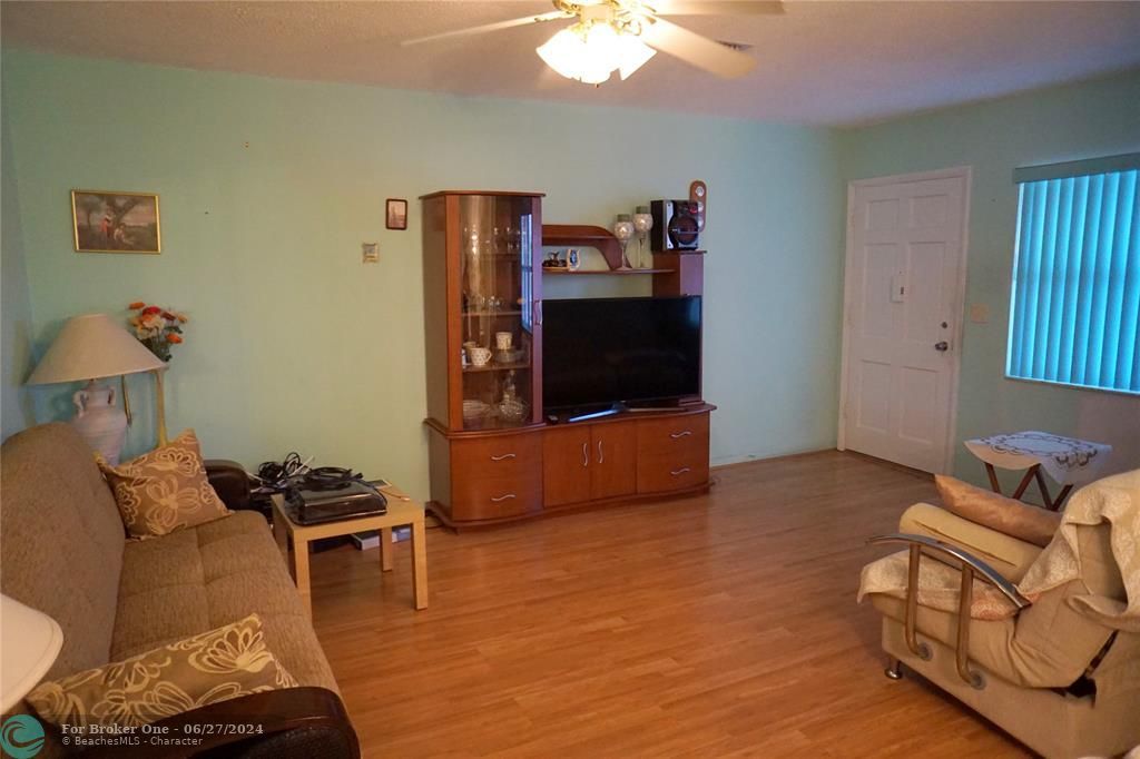 For Sale: $165,000 (1 beds, 1 baths, 650 Square Feet)