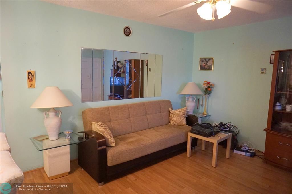 For Sale: $165,000 (1 beds, 1 baths, 650 Square Feet)