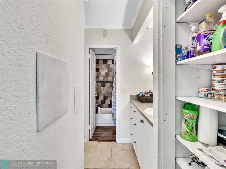 For Sale: $269,000 (1 beds, 1 baths, 700 Square Feet)