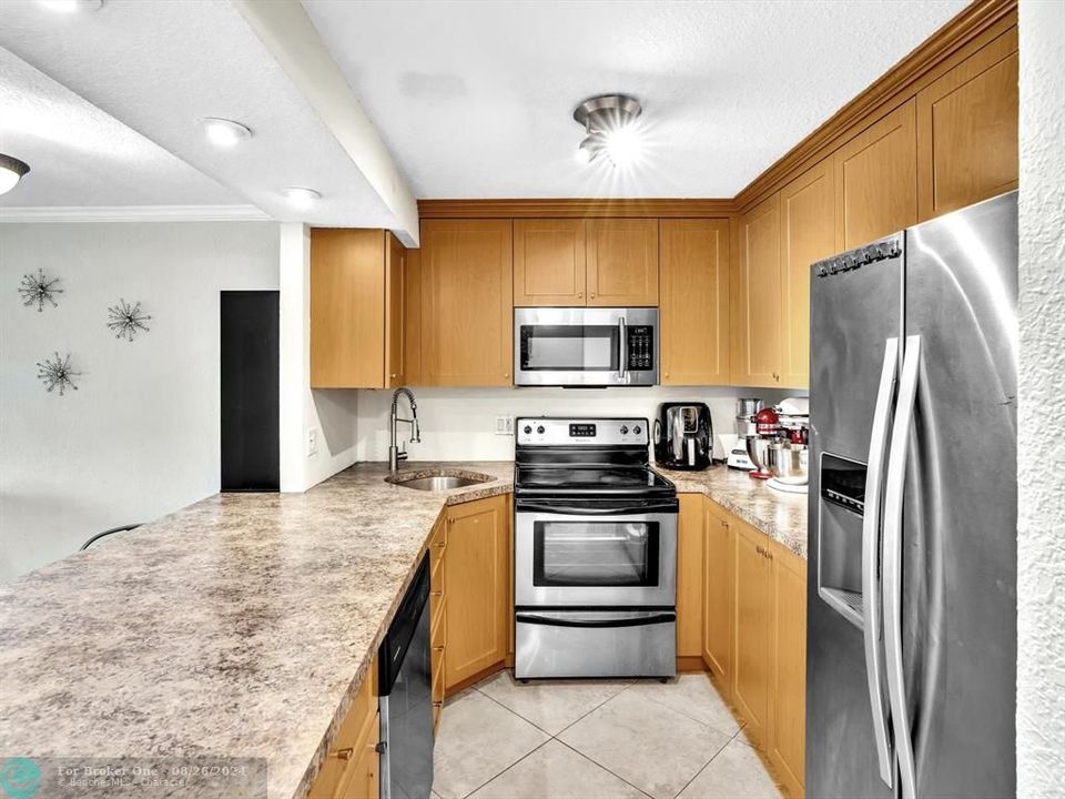 For Sale: $269,000 (1 beds, 1 baths, 700 Square Feet)