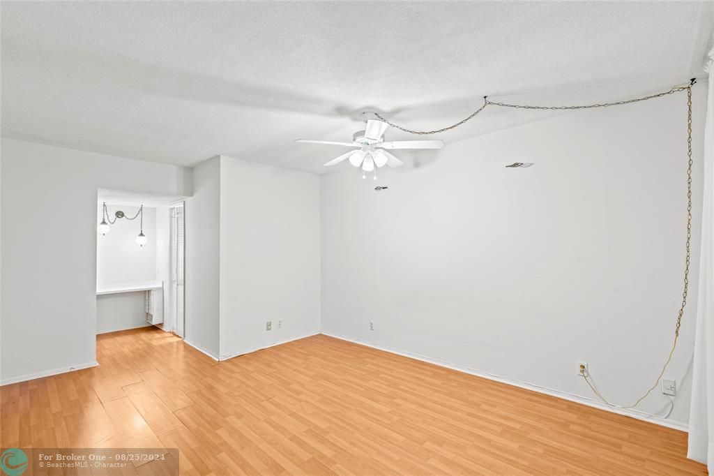 For Sale: $209,000 (2 beds, 2 baths, 1064 Square Feet)