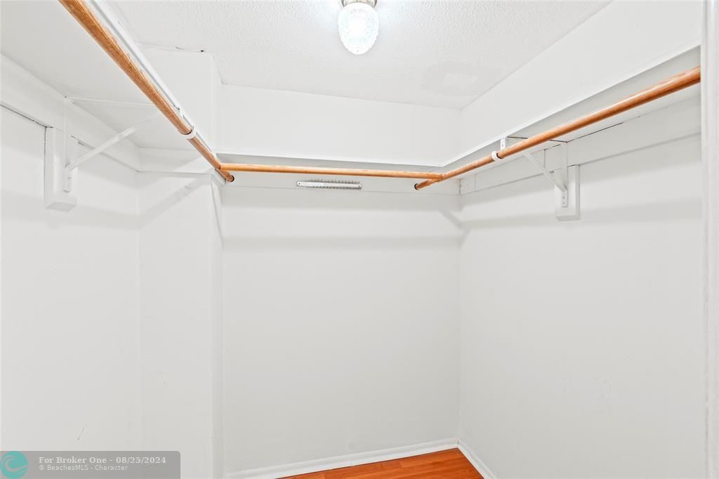 For Sale: $199,000 (2 beds, 2 baths, 1064 Square Feet)