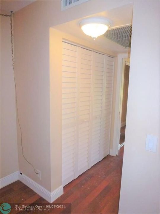 For Sale: $128,000 (1 beds, 1 baths, 715 Square Feet)