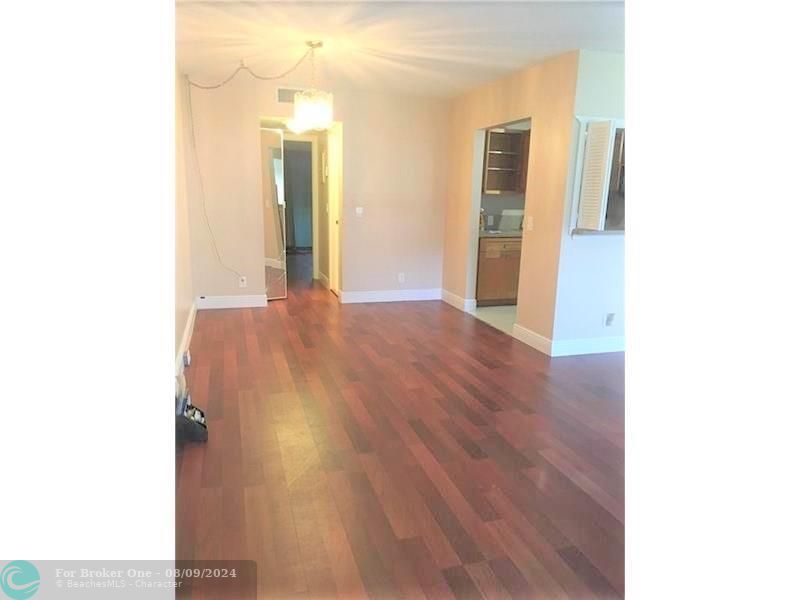 For Sale: $128,000 (1 beds, 1 baths, 715 Square Feet)