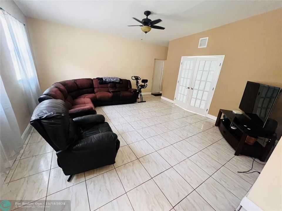 For Sale: $635,900 (4 beds, 2 baths, 1874 Square Feet)