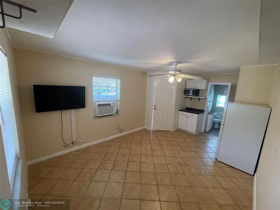 For Sale: $1,000 (0 beds, 1 baths, 300 Square Feet)