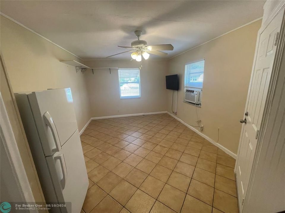 For Sale: $1,000 (0 beds, 1 baths, 300 Square Feet)