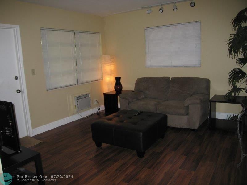For Rent: $1,695 (1 beds, 1 baths, 650 Square Feet)