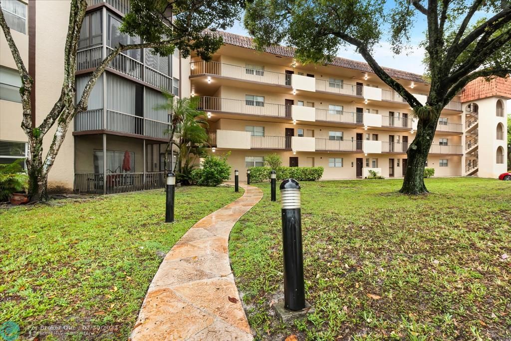 Active With Contract: $130,000 (2 beds, 2 baths, 1390 Square Feet)