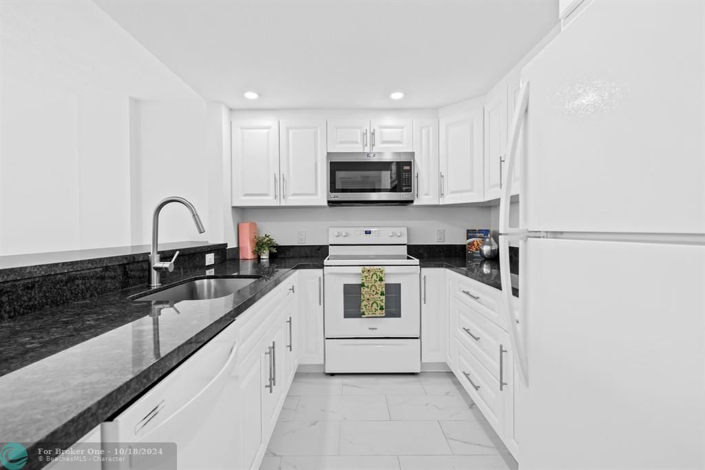 For Sale: $239,000 (1 beds, 1 baths, 760 Square Feet)