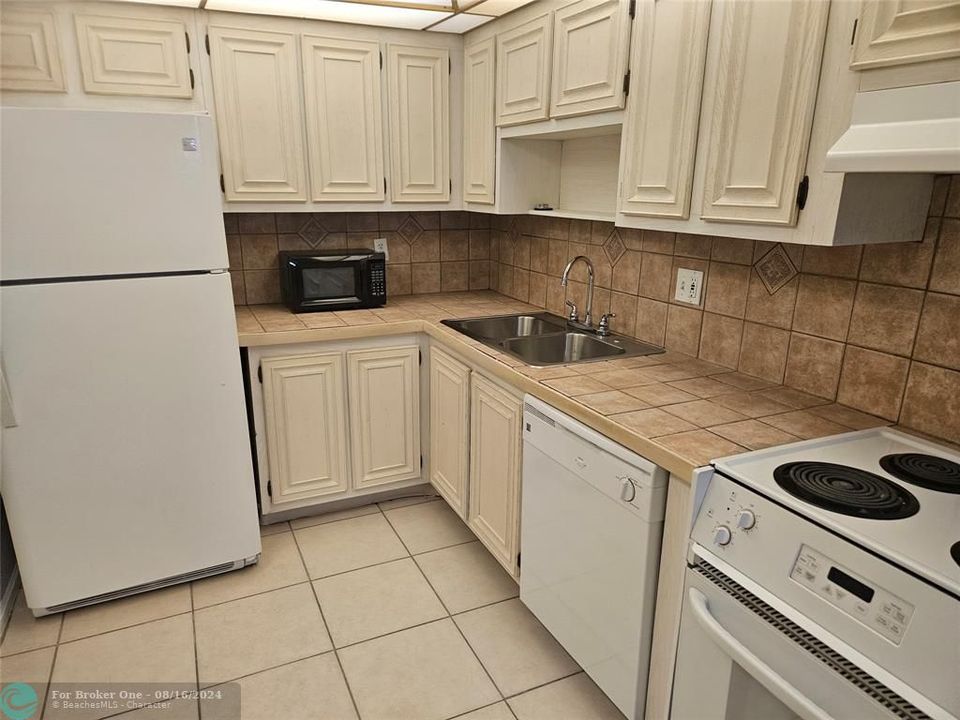 For Rent: $2,200 (2 beds, 2 baths, 1000 Square Feet)