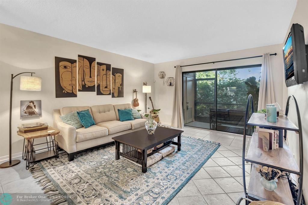 Active With Contract: $309,900 (2 beds, 2 baths, 958 Square Feet)