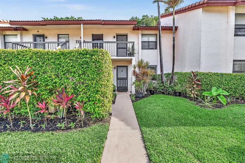 Active With Contract: $309,900 (2 beds, 2 baths, 958 Square Feet)