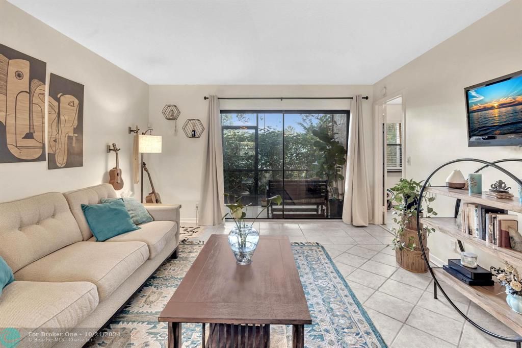 Active With Contract: $309,900 (2 beds, 2 baths, 958 Square Feet)