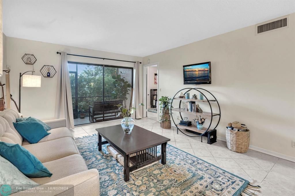 Active With Contract: $309,900 (2 beds, 2 baths, 958 Square Feet)