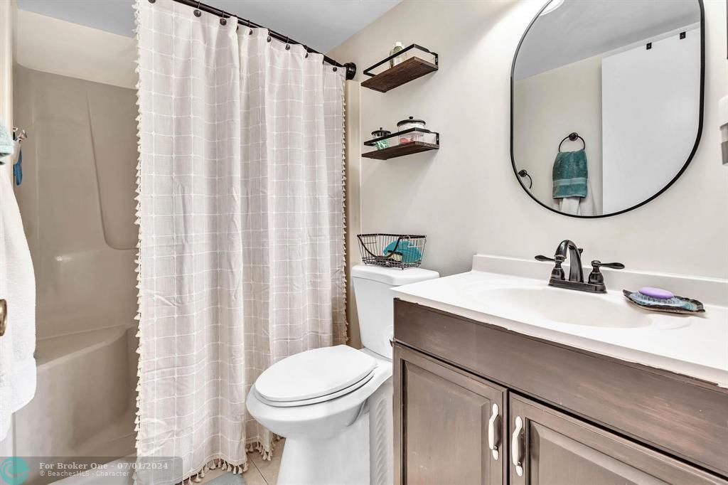 Active With Contract: $309,900 (2 beds, 2 baths, 958 Square Feet)
