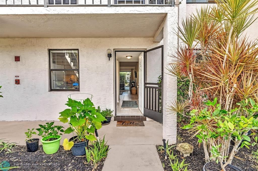 Active With Contract: $309,900 (2 beds, 2 baths, 958 Square Feet)