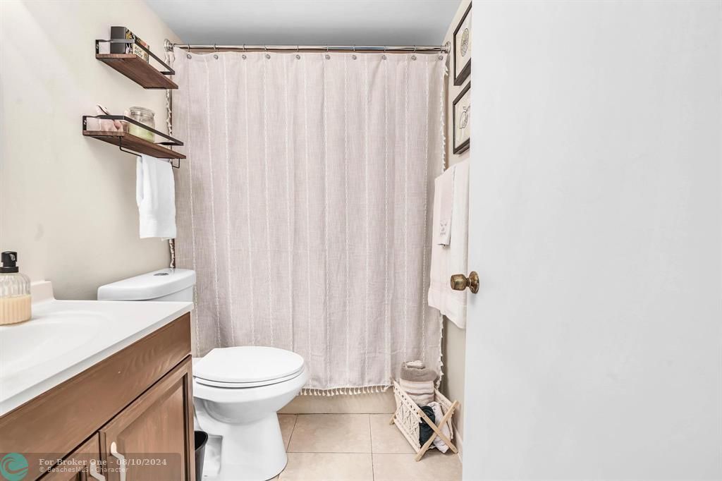 Active With Contract: $309,900 (2 beds, 2 baths, 958 Square Feet)