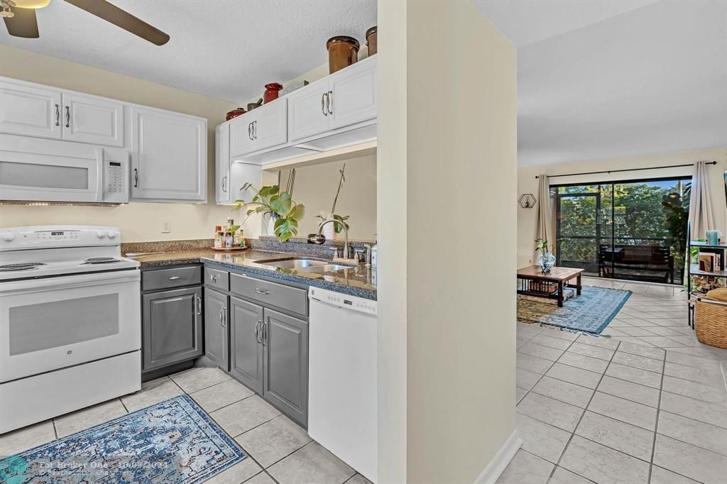 Active With Contract: $309,900 (2 beds, 2 baths, 958 Square Feet)