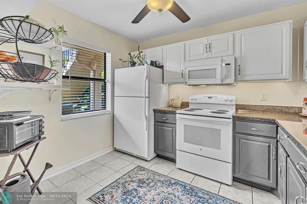 Active With Contract: $309,900 (2 beds, 2 baths, 958 Square Feet)