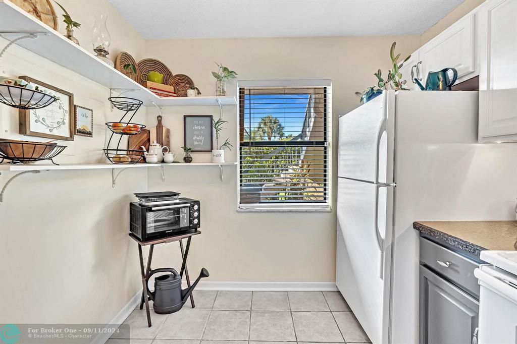 Active With Contract: $309,900 (2 beds, 2 baths, 958 Square Feet)