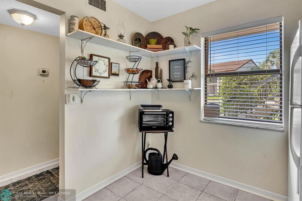 Active With Contract: $309,900 (2 beds, 2 baths, 958 Square Feet)