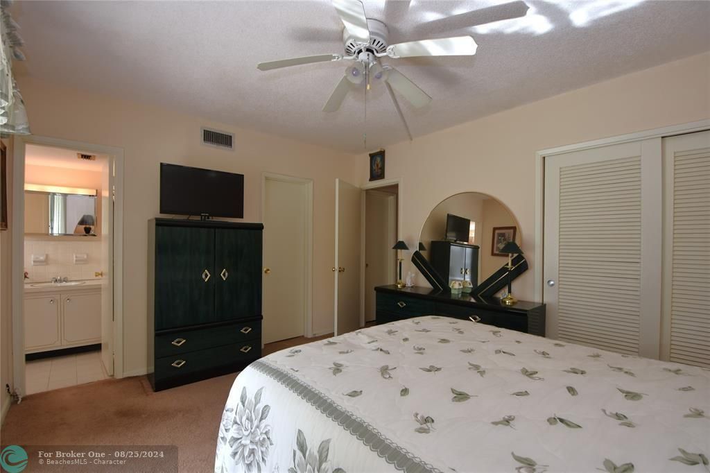 For Sale: $149,000 (1 beds, 1 baths, 700 Square Feet)