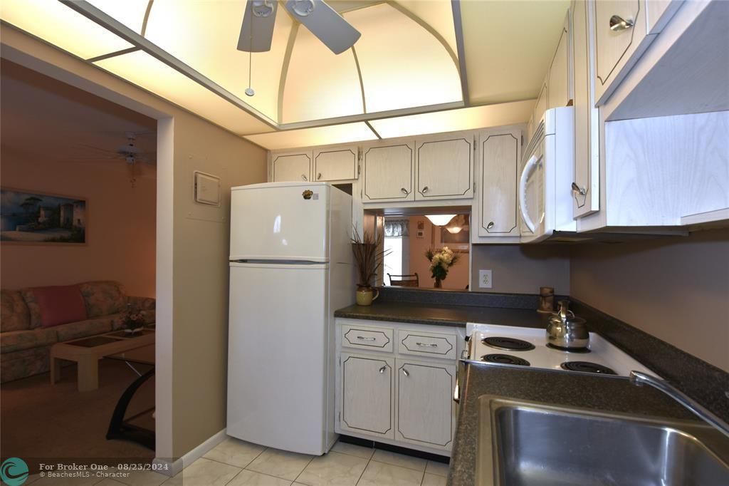 For Sale: $149,000 (1 beds, 1 baths, 700 Square Feet)