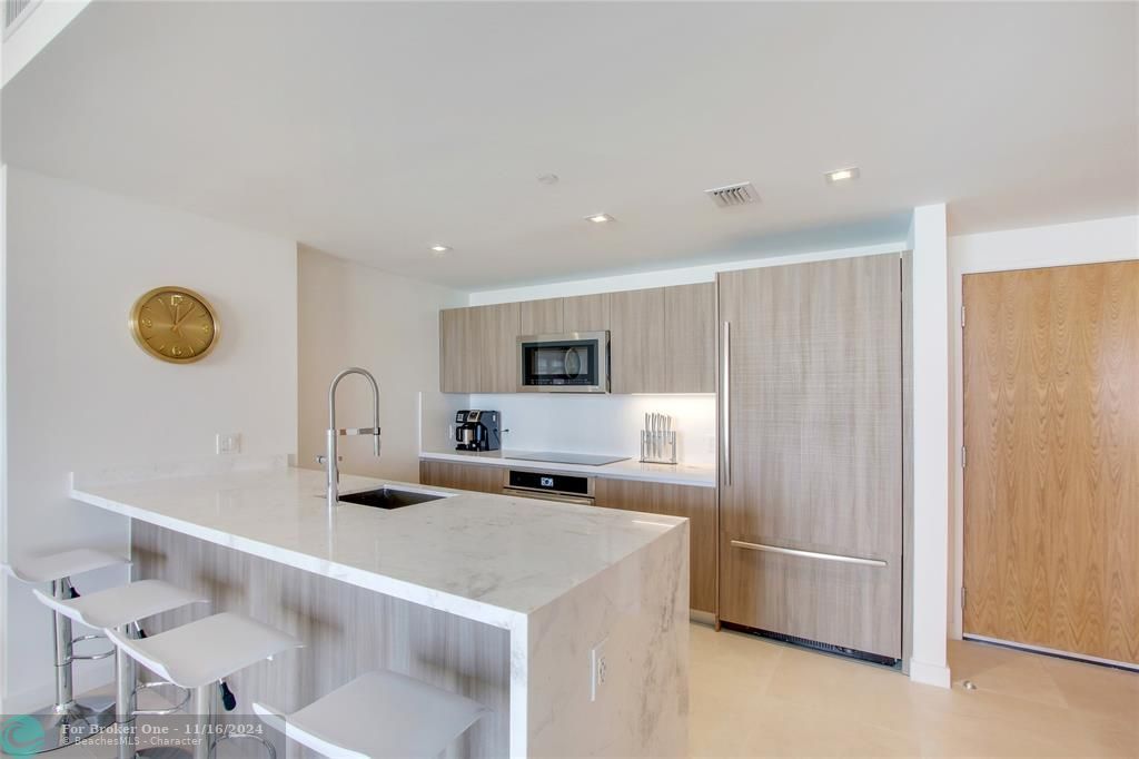 For Sale: $745,000 (1 beds, 1 baths, 858 Square Feet)