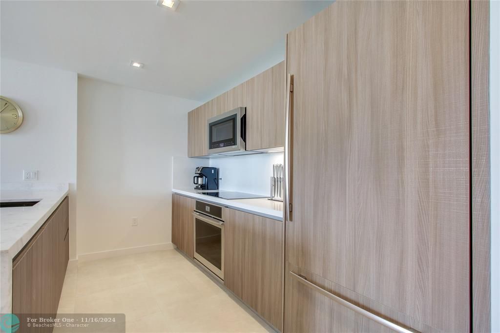 For Sale: $745,000 (1 beds, 1 baths, 858 Square Feet)