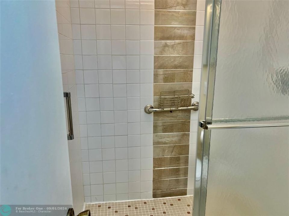 For Rent: $2,200 (2 beds, 2 baths, 827 Square Feet)