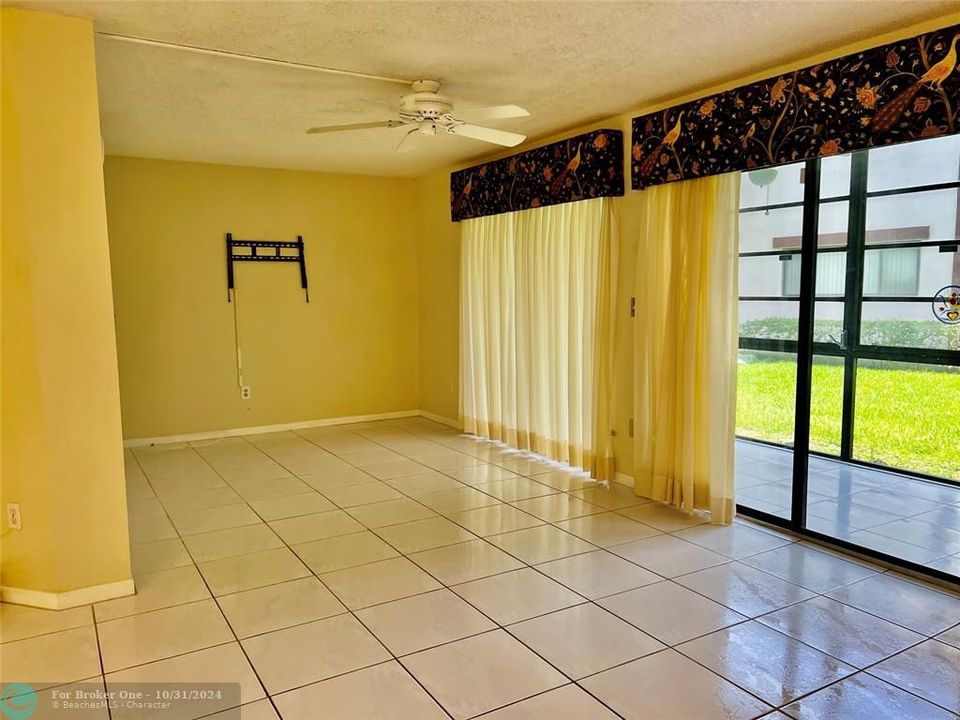 For Rent: $2,200 (2 beds, 2 baths, 827 Square Feet)